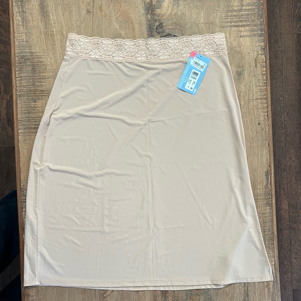 Jockey Half Slip in size Medium. Neutral and black.